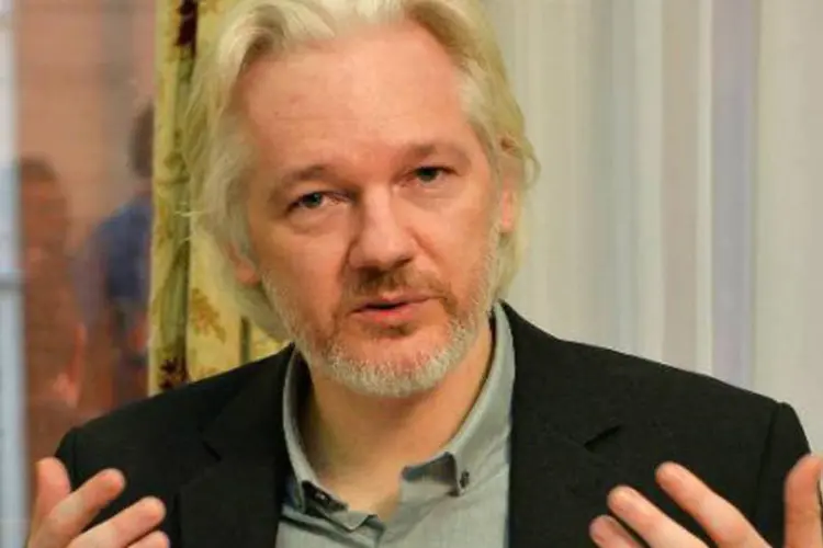 Julian Assange, fundador do WikiLeaks, é visto durante conferência dentro da Embaixada do Equador em Londres (John Stillwell/AFP)