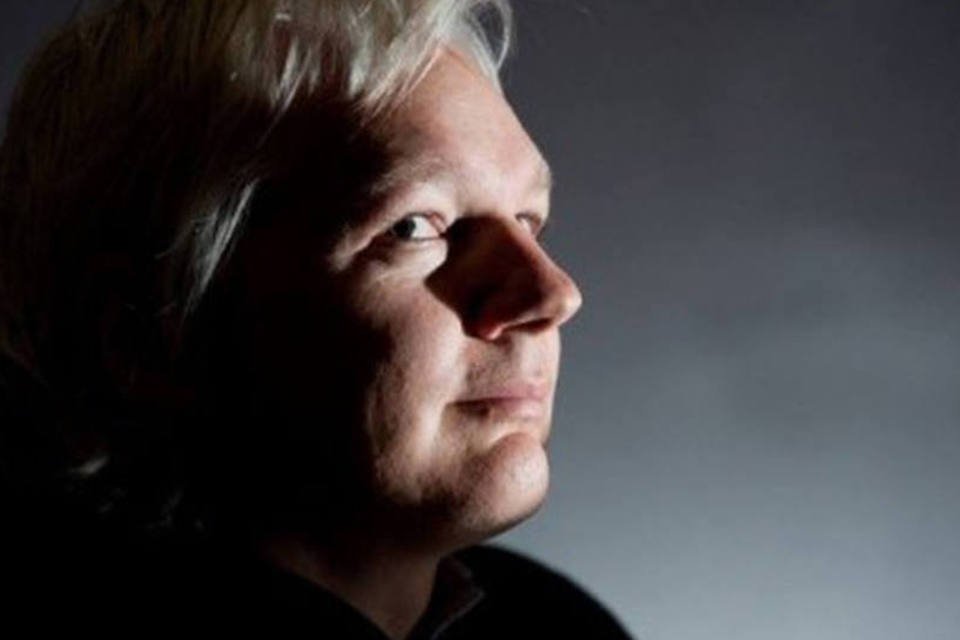 Assange pede asilo na embaixada do Equador em Londres
