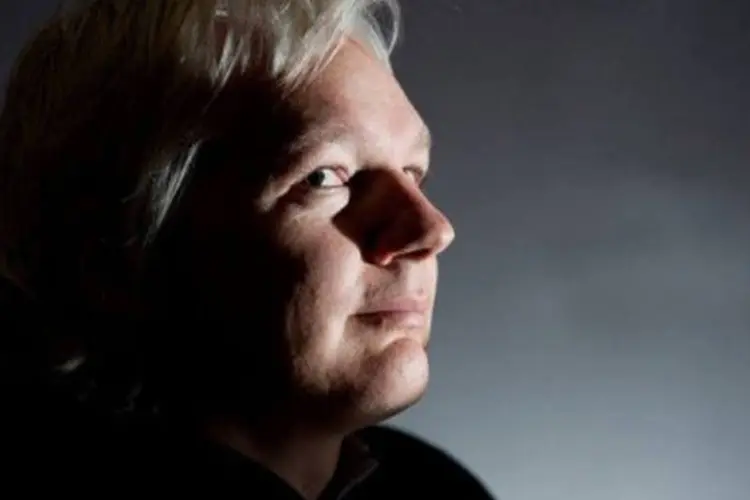 
	Assange disse trabalhar umas 17 horas por dia, sete dias por semana, em seu site
 (Leon Neal/AFP)
