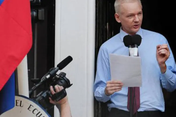 
	Assange discursa na varanda da embaixada do Equador em Londres: o Equador exige de Londres um salvo-conduto para que ele saia do pa&iacute;s, o que as autoridades negam
 (Carl Court/AFP)
