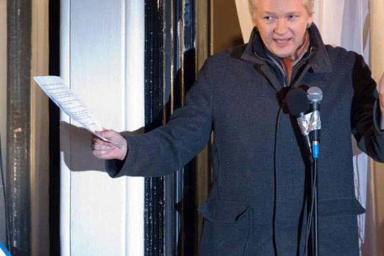 
	Para Assange, Snowden est&aacute; agora&nbsp;&quot;em uma posi&ccedil;&atilde;o muito problem&aacute;tica&quot;, pois foi usado&nbsp;&quot;o mesmo tipo de ret&oacute;rica que foi utilizado contra Bradley Manning&quot;
 (AFP/Leon Neal)