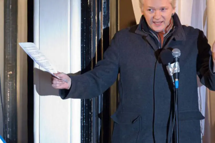
	Assange: &quot;estou deixando a embaixada em breve&quot;, afirmou ele, que sofre de problema card&iacute;aco
 (AFP/Leon Neal)