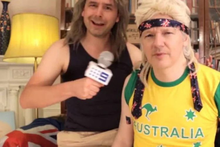 Julian Assange, do WikiLeaks: com direito à camisa da Austrália e peruca com mullets, o fundador do WikiLeaks canta direto da embaixada equatariana em Londres, na Inglaterra (Reprodução/YouTube)