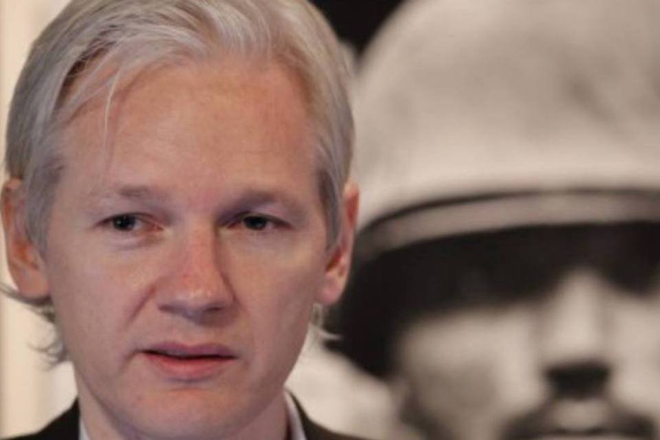 Após violar acordo, Equador corta comunicação de Assange com exterior