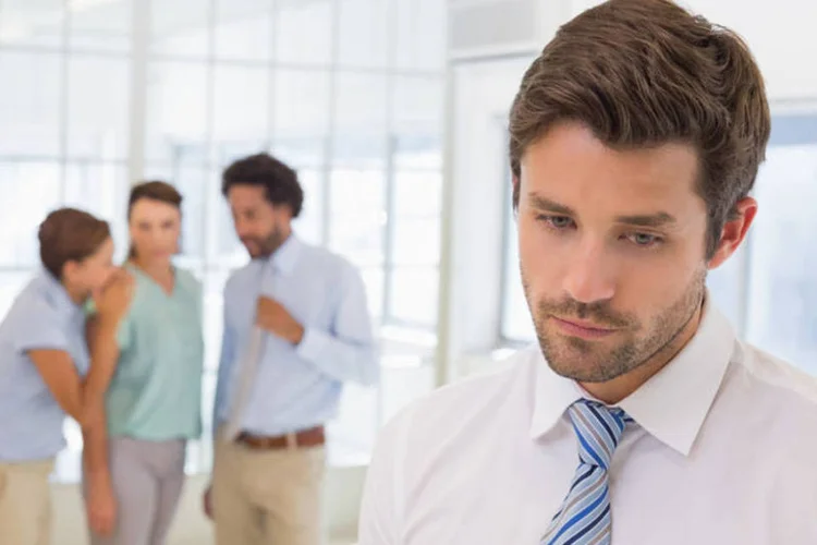 Pesquisa mostra que mestade dos homens alvo de assédio prefere fingir que não percebe o que está acontecendo, uma forma de evitar ser visto como vulnerável. (Thinkstock/Divulgação)