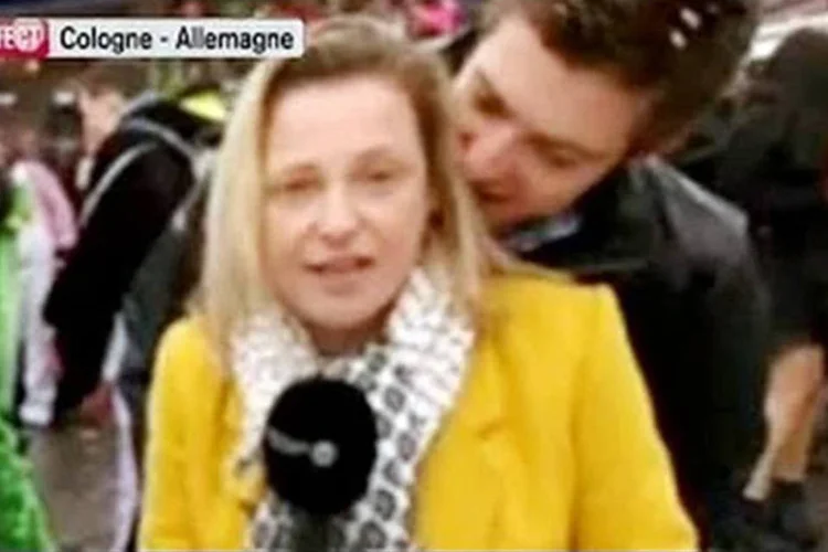 Esmeralda Labye, repórter da emissora belga RTBF, estava gravando na última quinta-feira quando foi abordada durante o Carnaval de Colônia, na Alemanha. (Reprodução/ Youtube)