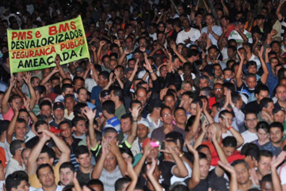 Polícia e bombeiros de Brasília iniciam protesto por salário