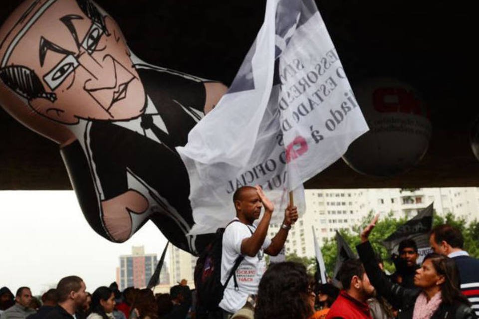 Professores da rede estadual de SP decidem adiar greve