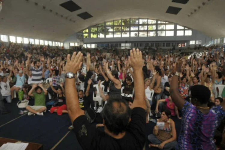 
	Assembleia de professores: segundo secretaria estadual, apenas 218 professores faltaram ao trabalho no turno da manh&atilde;, e nenhuma escola deixou de funcionar
 (Tomaz Silva/ABr)