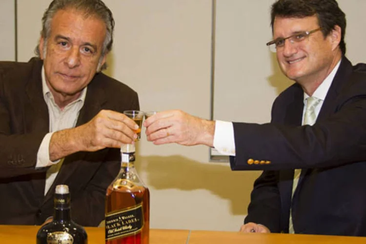 Assinatura da compra da Ypioca pela Diageo  (Divulgação)