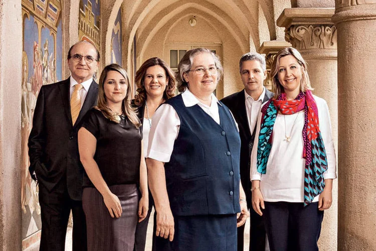 Irmã Penha e leigos da Associação Congregação de Santa Catarina, em São Paulo: novo modelo de governança corporativa coloca os não religiosos em posições estratégicas (Omar Paixão / VOCÊ RH)