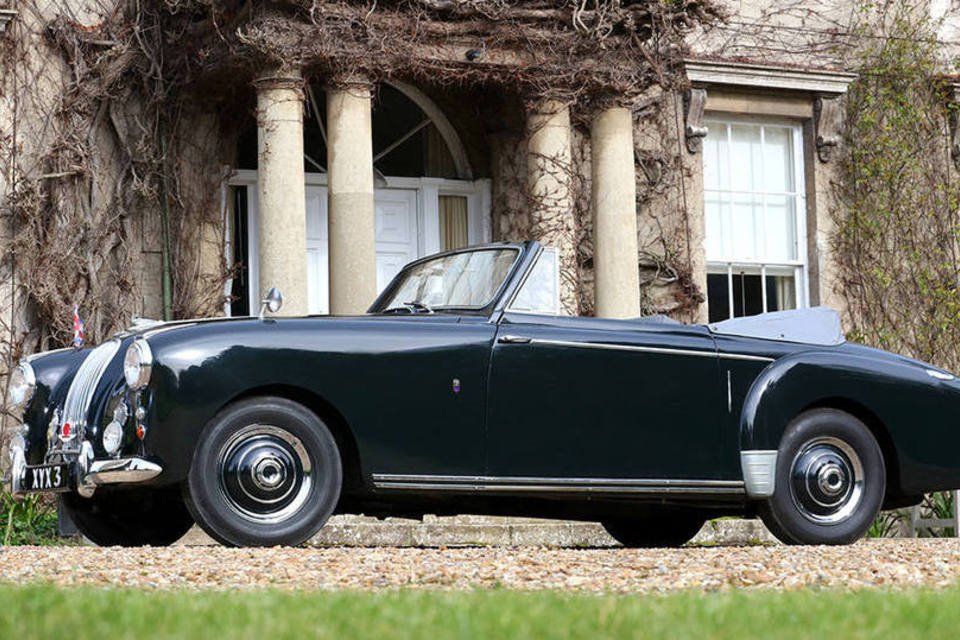 Aston Martin personalizado para coroa britânica vai a leilão