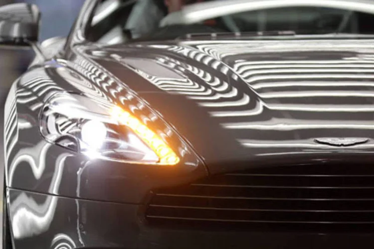
	Aston Martin Vanquish V12: fabricante famosa pelos carros usados nos filmes de James Bond j&aacute; n&atilde;o se restringe &agrave; ind&uacute;stria automobil&iacute;stica e aposta em iates, apartamentos e bolsas
 (Getty Images)