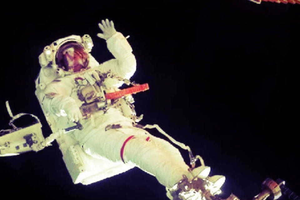 Astronauta pede desculpas após ligar por engano do espaço
