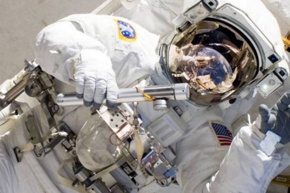 Vazamento em traje de astronauta do Discovery atrasa caminhada espacial