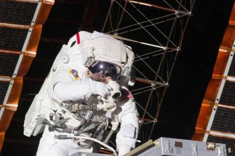 Astronauta faz a manutenção da Estação Espacial Internacional (NASA)
