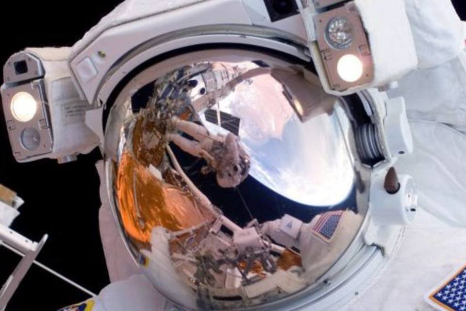 Astronautas do Discovery estão preparados para caminhada espacial