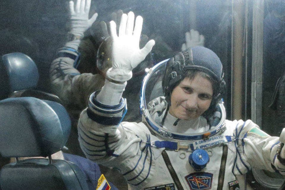 Nave Soyuz chega à ISS com 1ª astronauta italiana
