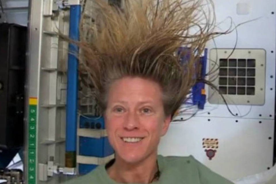 Astronauta explica como lavar o cabelo no espaço