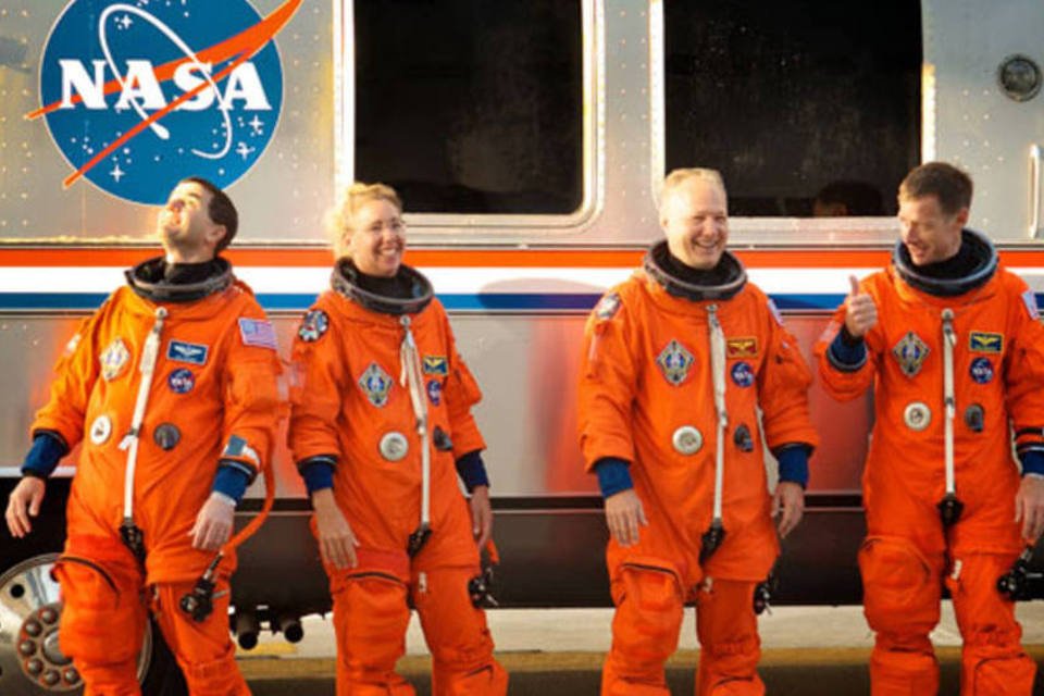 Astronautas do Atlantis falam sobre experiências no espaço