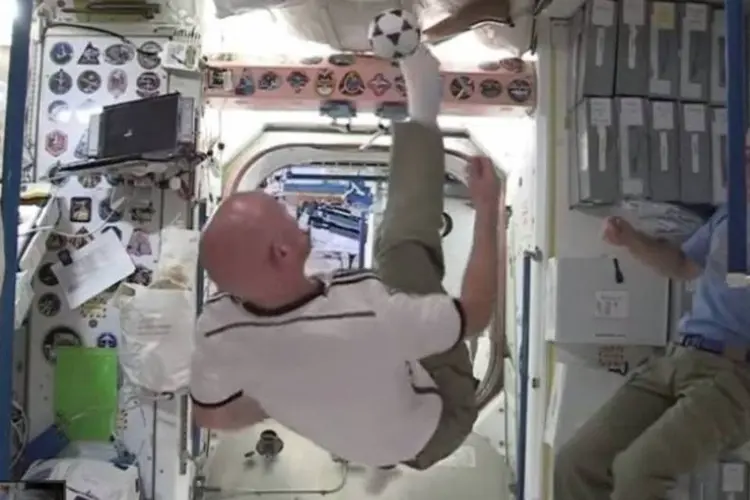 Astronautas jogam futebol na Estação Espacial Internacional (Reprodução/ Youtube)