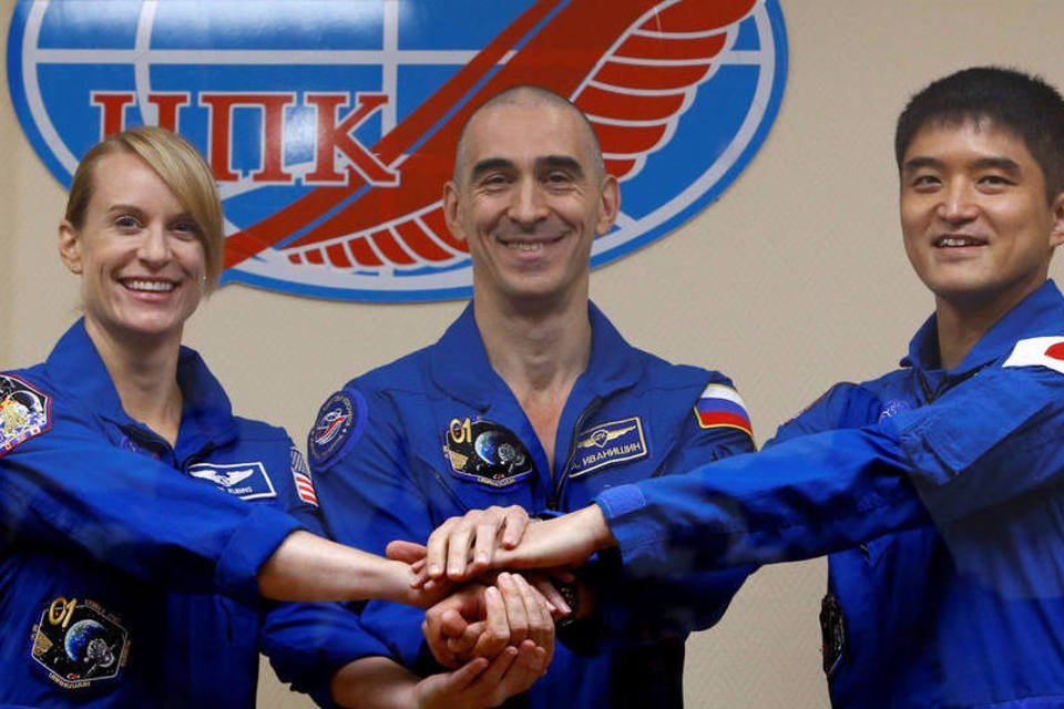 Astronautas Kate Rubins, Anatoly Ivanishin e Takuya Onishi antes de lançamento para missão de 4 meses, dia 06/07/2016 (Shamil Zhumatov / Reuters)