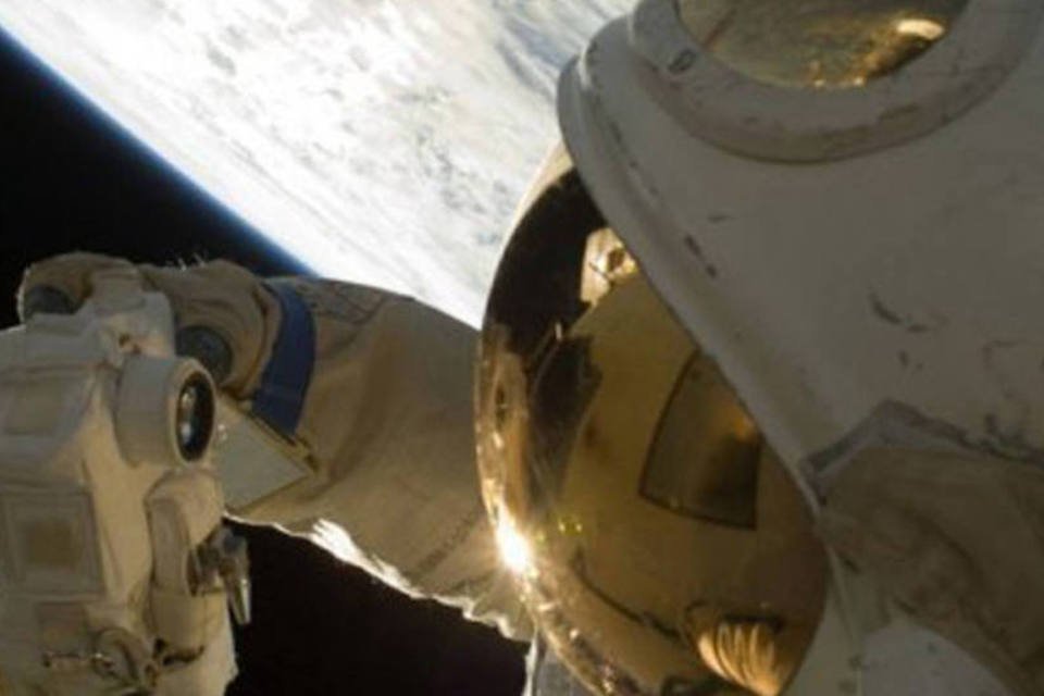 NASA investiga vazamento de água após caminhada espacial