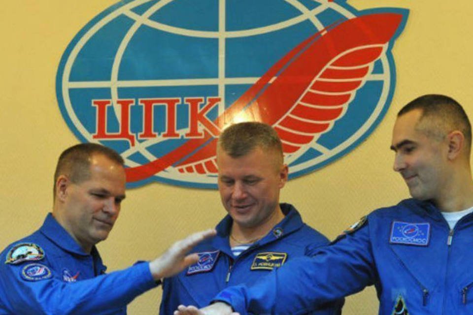 Tempo ruim adia retorno de astronautas da ISS
