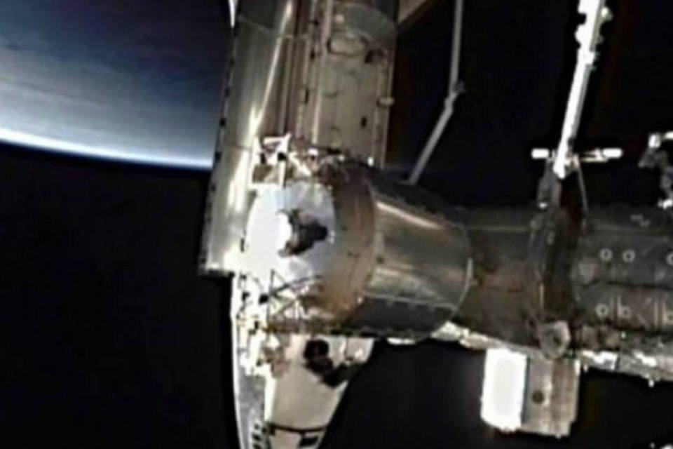 Astronautas do Atlantis fazem última caminhada da era dos ônibus espaciais