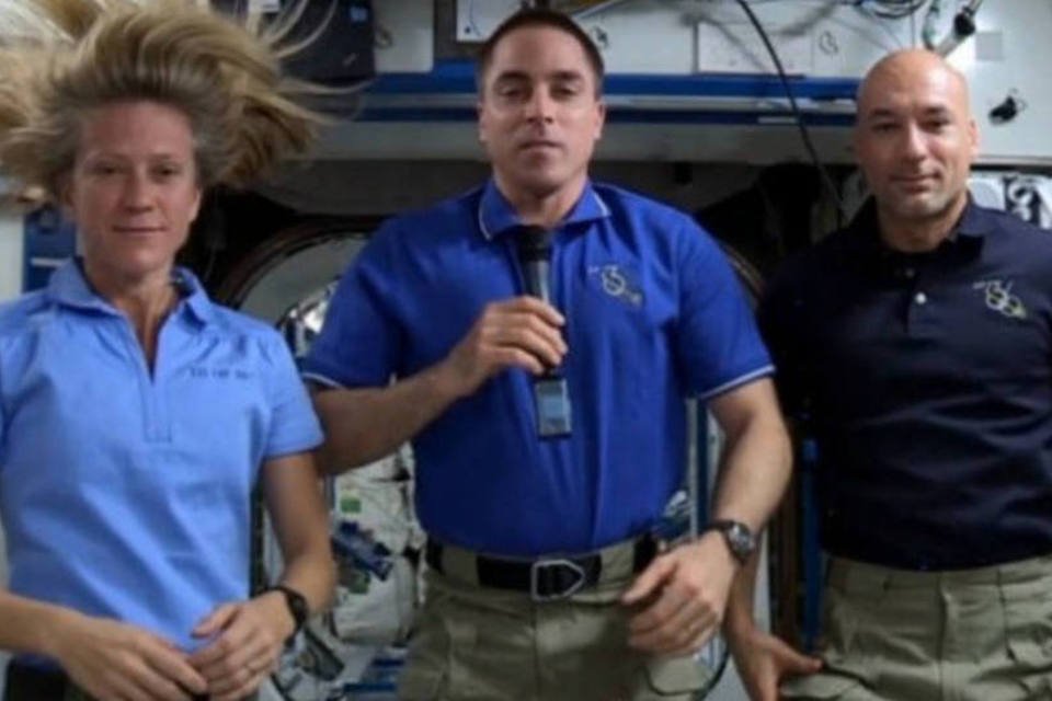 Astronautas prestam homenagem a Nelson Mandela