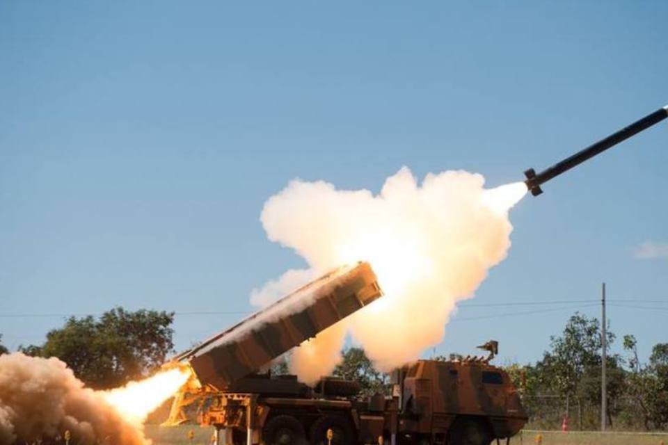 Exército recebe lançadores de foguetes produzidos no país