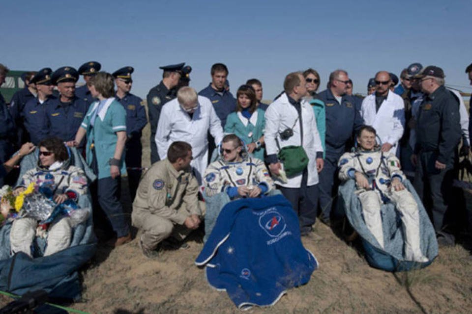 Cápsula Soyouz pousa no Cazaquistão com três astronautas