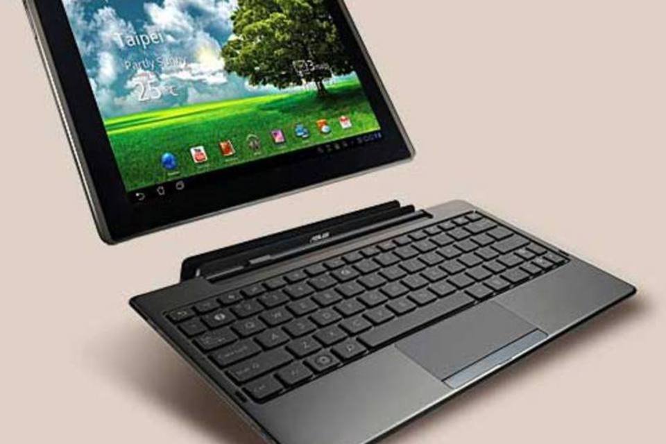 O tablet Transformer TF101, da Asus, pode ser acoplado a um teclado, o que o transforma num netbook com o sistema Android  (Reprodução)