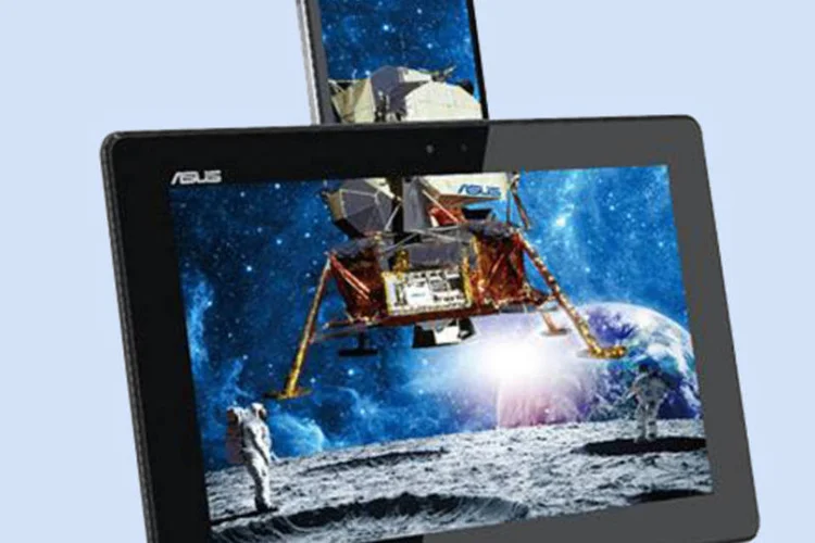 Novo smartphone: PadFone Infinity, como foi batizado, também ganhou um cartão microSD, mas em contrapartida perdeu espaço de armazenamento (Divulgação)