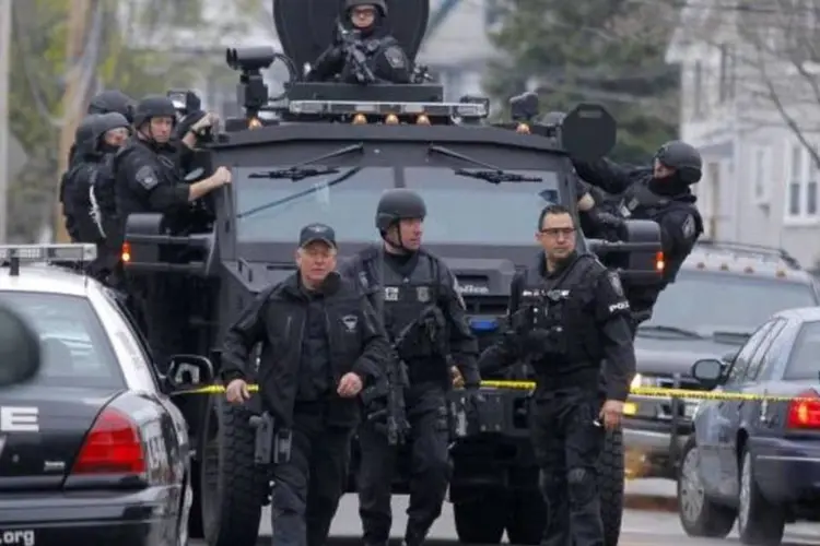 
	Membros da SWAT em busca do suspeito:&nbsp;os agentes n&atilde;o revelaram se essa pessoa poderia ser Dzhokhar Tsarnaev, o jovem de 19 anos que se encontra foragido e que aparece como suspeito de ser o co-autor dos atentados.
 (Reuters/Jessica Rinaldi)