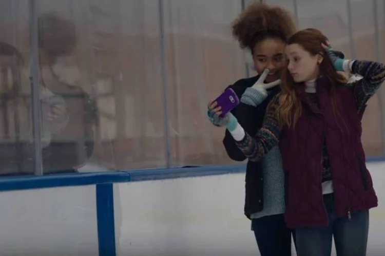 
	Comercial da AT&amp;T transmite a mensagem de que &quot;neste final de ano, d&ecirc; o presente estando presente&quot;
 (Reprodução/YouTube)