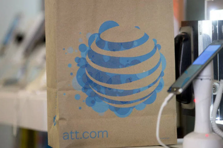 
	AT&amp;T: opera&ccedil;&atilde;o, que atinge 67,1 bilh&otilde;es de d&oacute;lares se a compra da d&iacute;vida for inclu&iacute;da, havia sido anunciada no ano passado
 (Andrew Harrer/Bloomberg)