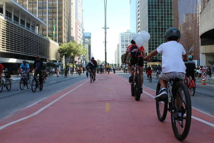 
	Avenida Paulista fechada para carros e tomada de ciclistas: S&atilde;o ao menos tr&ecirc;s unidades de ensino no eixo da avenida com Enem no final de semana: os Col&eacute;gios Dante Alighieri, Objetivo e S&atilde;o Lu&iacute;s
 (André Tambucci/Fotos Públicas)