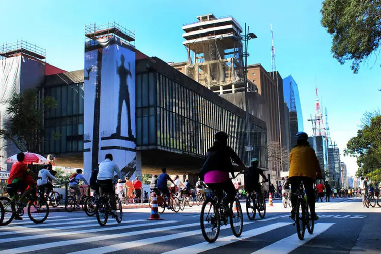 
	Avenida Paulista fechada para carros: a CET volta a adotar o esquema de faixas de servi&ccedil;o para moradores, s&oacute;cios de clubes, pacientes de hospitais e ambul&acirc;ncias
 (André Tambucci/Fotos Públicas)