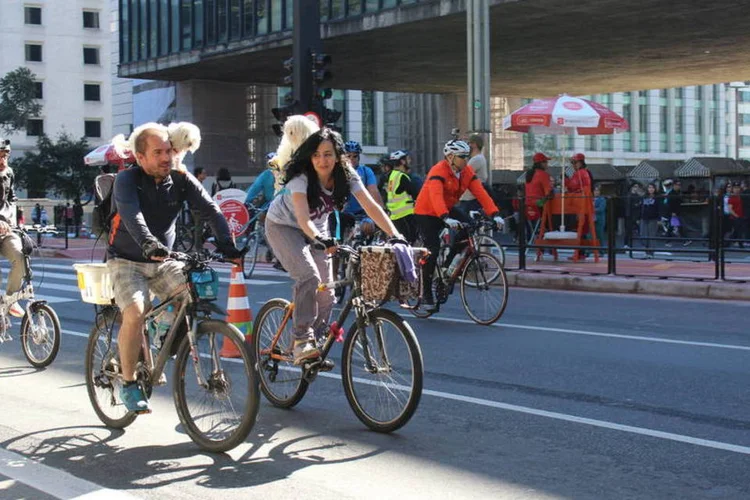 
	Avenida Paulista fechada para carros e repleta de ciclistas
 (André Tambucci/Fotos Públicas)
