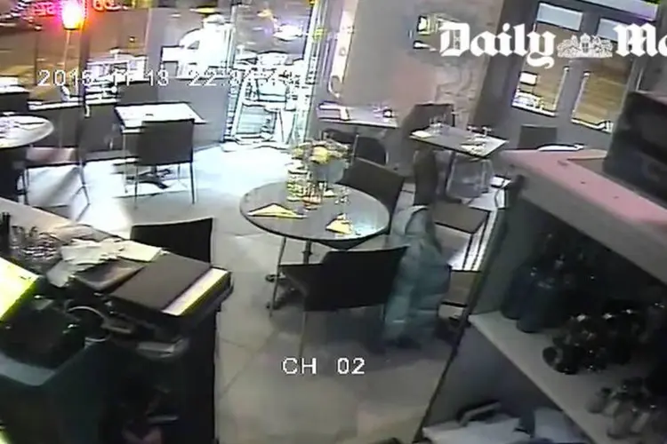 Vídeo mostra momento do ataque a cafe em Paris: na imagem, é possível ver o terrorista do EI mirando contra duas mulheres que estavam do lado de fora do local. Contudo, sua arma falhou e elas sobreviveram (Reprodução/TheDailyMail)