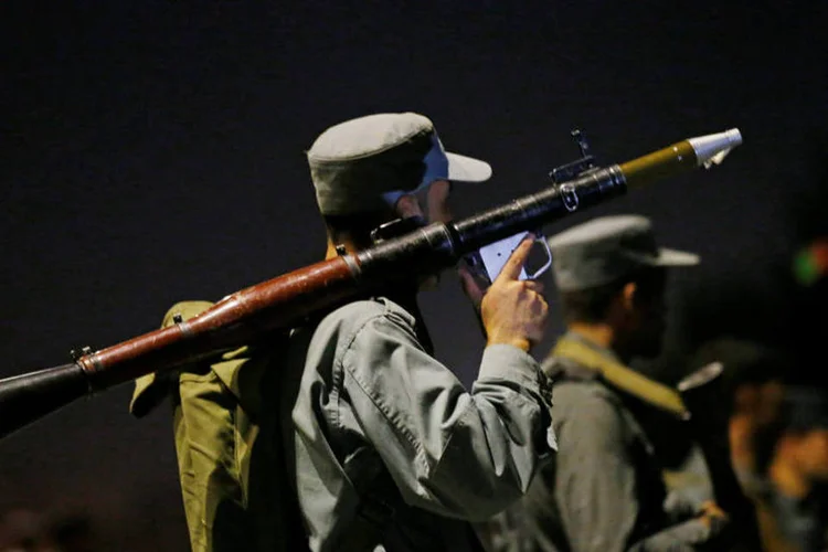 
	Cabul: centenas de estudantes foram evacuados durante a noite. Alguns aterrorizados e entre l&aacute;grimas foram escoltados para fora do campus ap&oacute;s o fim do ataque
 (Mohammad Ismail / Reuters)