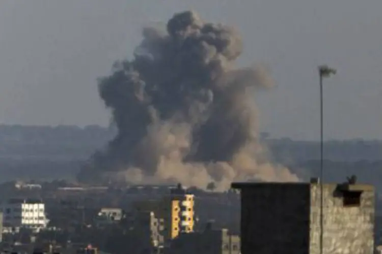 
	Fuma&ccedil;a toma conta do c&eacute;u da Faixa de Gaza, ap&oacute;s um ataque a&eacute;reo israelense
 (AFP)