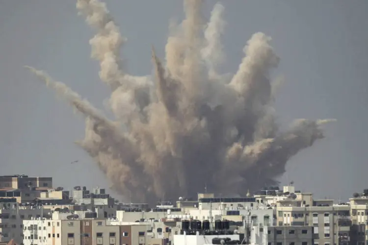 Fumaça e terra em Gaza: segundo testemunhas, ataque aéreo foi de Israel (Ahmed Zakot/Reuters)