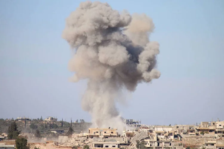 
	Ataques a&eacute;reos: os bombardeios tiveram como alvo zonas da cidade que est&atilde;o sob o controle do EI no nordeste de Aleppo e perto do Rio Eufrates
 (Mohamad Abd Abazid / AFP)