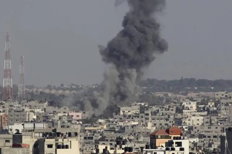 Fumaça é vista em Gaza, no que testemunhas disseram ter sido ataque aéreo israelense nesta terça-feira (Ahmed Zakot/Reuters)