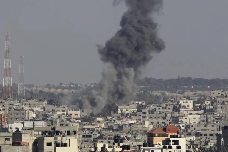 Fumaça é vista em Gaza, no que testemunhas disseram ter sido ataque aéreo israelense nesta terça-feira (Ahmed Zakot/Reuters)