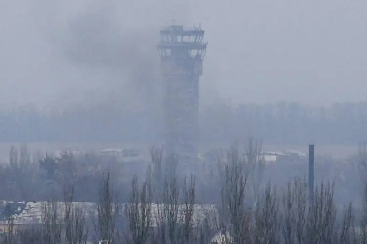 
	Ataque no aeroporto de Donetsk: chefe da Guarda Fronteiri&ccedil;a da Ucr&acirc;nia, Denis Antoniuk, explicou que a medida foi adotada &quot;a pedido dos militares&quot;
 (Maxim Zmeyev/Reuters)
