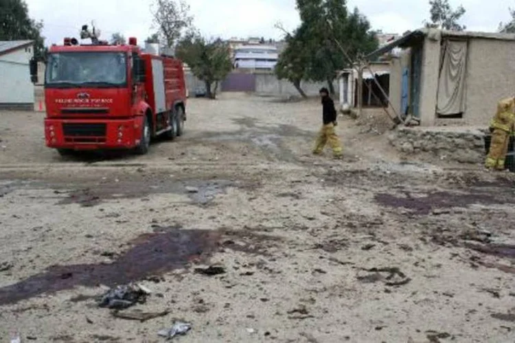 Bombeiros afegãos trabalham na área de atentado em Khost, no Afeganistão (STR/AFP)