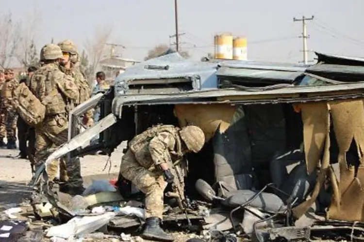 Veículo da embaixada britânica alvo de um ataque suicida no Afeganistão: jihadistas já mataram mais de 5 mil em todo o mundo (Daud Yardost/AFP)